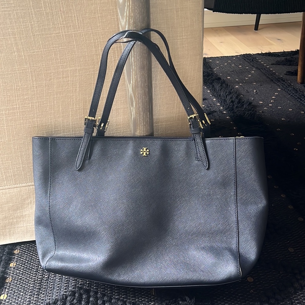 Tory Burch Emerson tote in navy - Picture 4 of 6